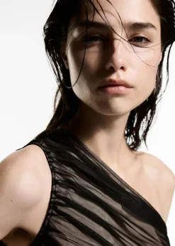 MANGO Sukienki I Kombinezony*Drapowana sukienka na jedno ramię z siateczkowej tkaniny