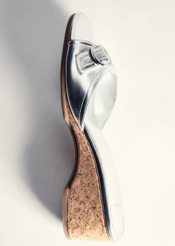 MANGO Buty*Klapki na koturnie w metalicznym kolorze ze sprzączką