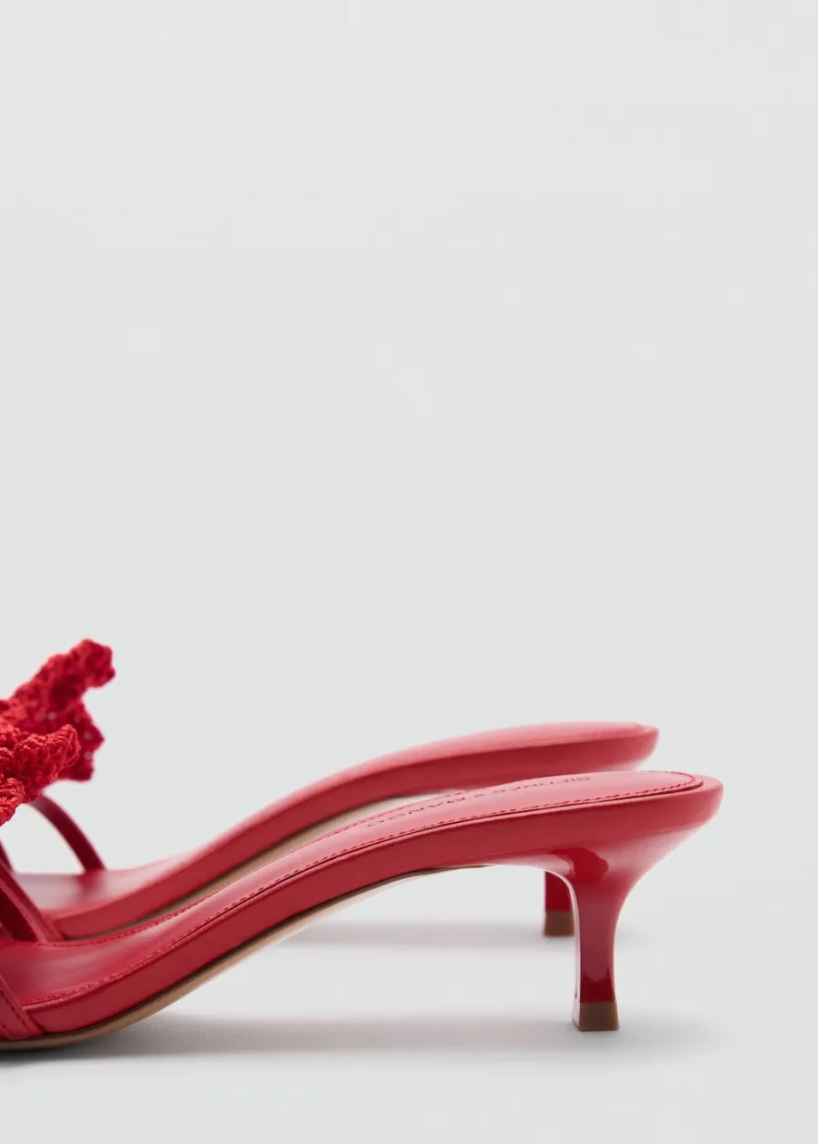 MANGO Buty|Akcesoria Skórzane*Skórzane sandały z kwiatem na obcasie