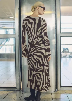 MANGO Sukienki I Kombinezony*Sukienka o rozszerzanym kroju w zebrę