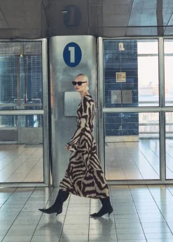 MANGO Sukienki I Kombinezony*Sukienka o rozszerzanym kroju w zebrę