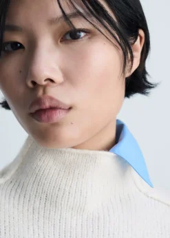 MANGO Swetry I Kardigany*Sweter z półgolfem i dekoracyjnymi szwami