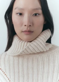 MANGO Swetry I Kardigany*Sweter z wywijanym golfem i ażurowym detalem